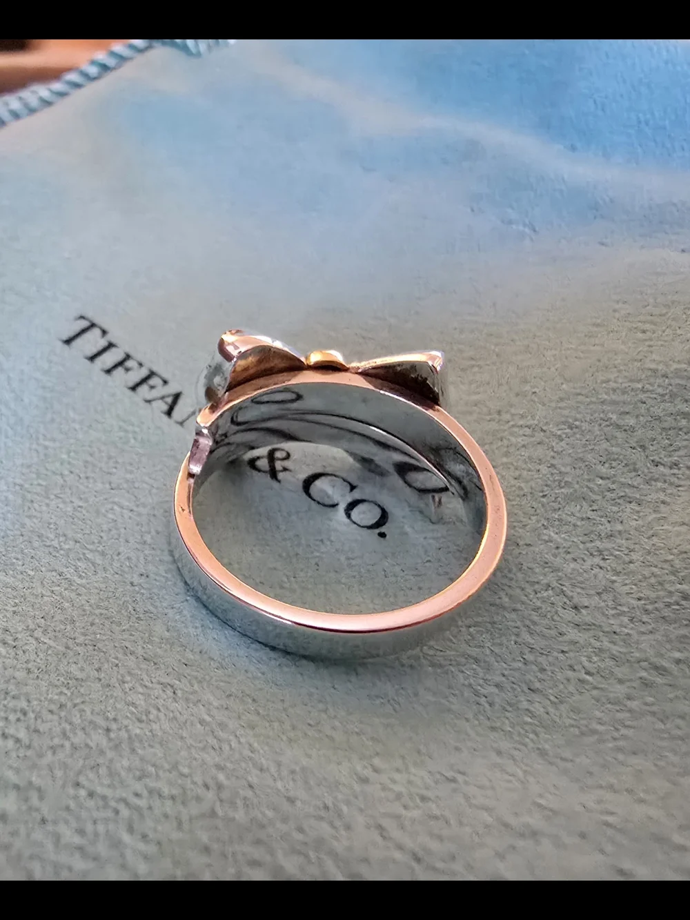 Tiffany & Co. Vintage Bow Ring - Sterling Silver 18k Detail. Size 5 - Picture 4 of 7